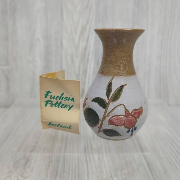 Fuchsia Pottery Waterford by The O'Neill Family 4" Bud Vase Flower Design Pink - Picture 1 of 7